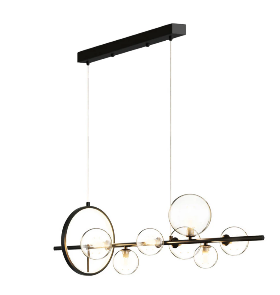 Moderne hanglamp met glazen bollen en metalen details.
