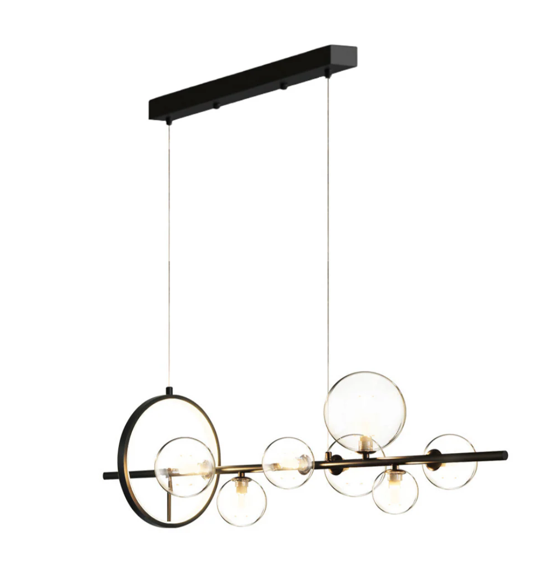 Moderne hanglamp met glazen bollen en metalen details.