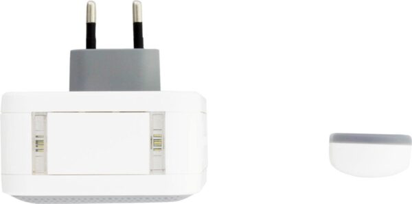 Wit stopcontactadapter en sensor op witte achtergrond