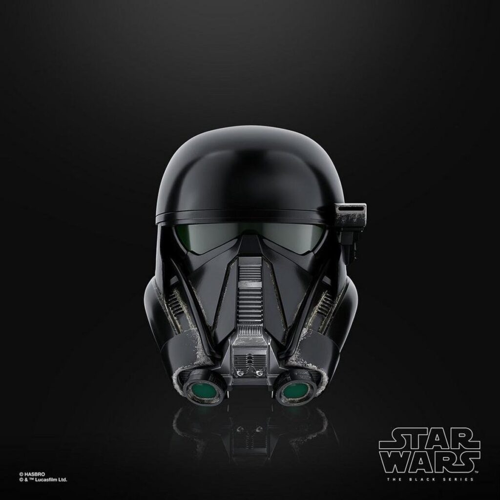 Zwarte Star Wars helm op donkere achtergrond