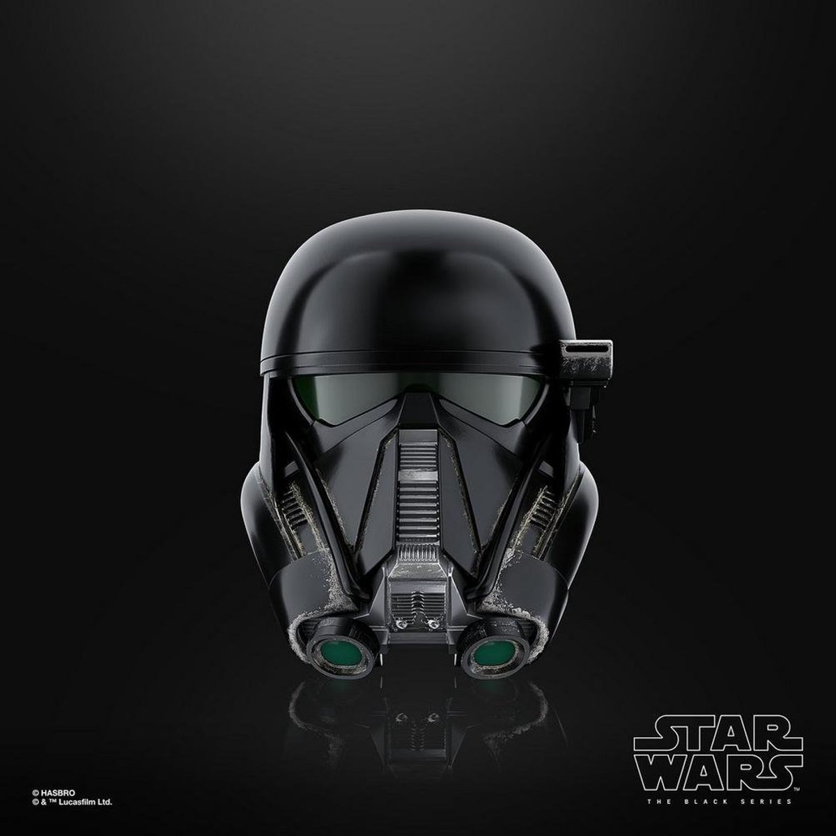 Zwarte Star Wars helm op donkere achtergrond