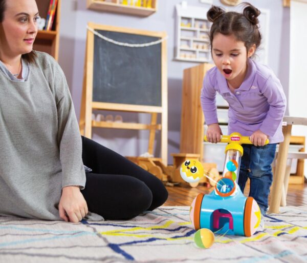 Kind speelt met kleurrijk speelgoed in woonkamer.