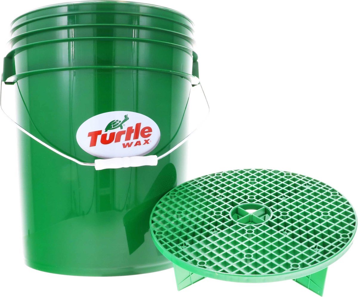 Groene emmer met rooster voor autowas.