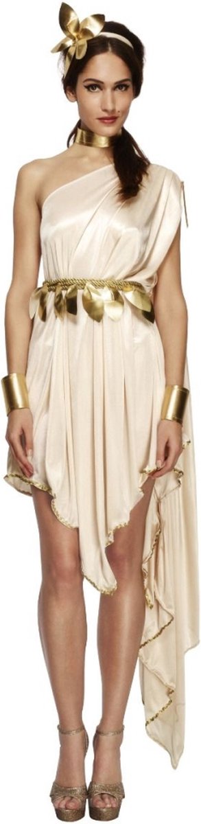 Vrouw in crèmekleurige jurk met gouden accessoires