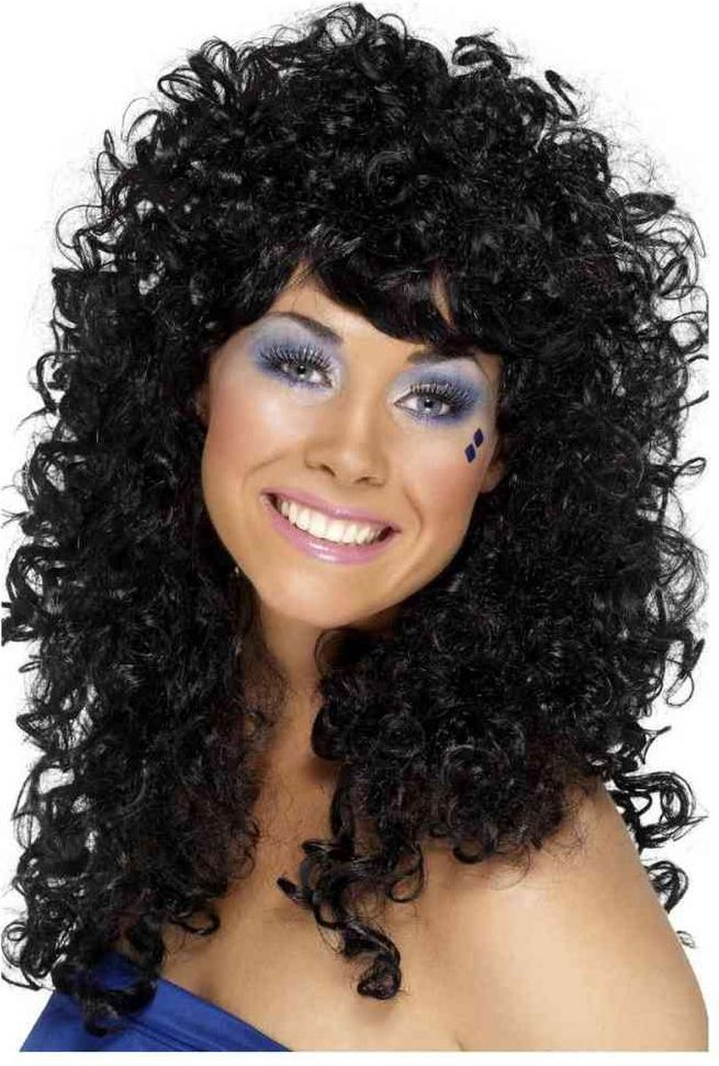 Vrouw met krullend zwart haar en blauwe make-up