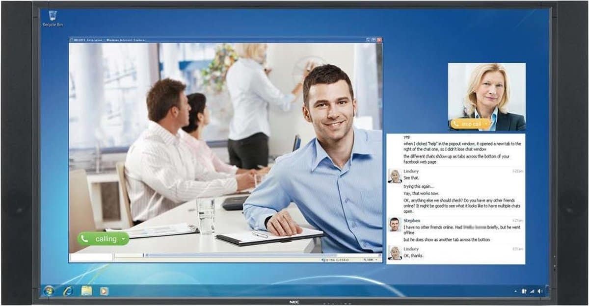 Videocall met chatvenster en vergaderlocatie op computer