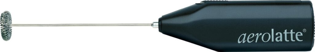 Handmatige melkopschuimer met zwarte handgreep.