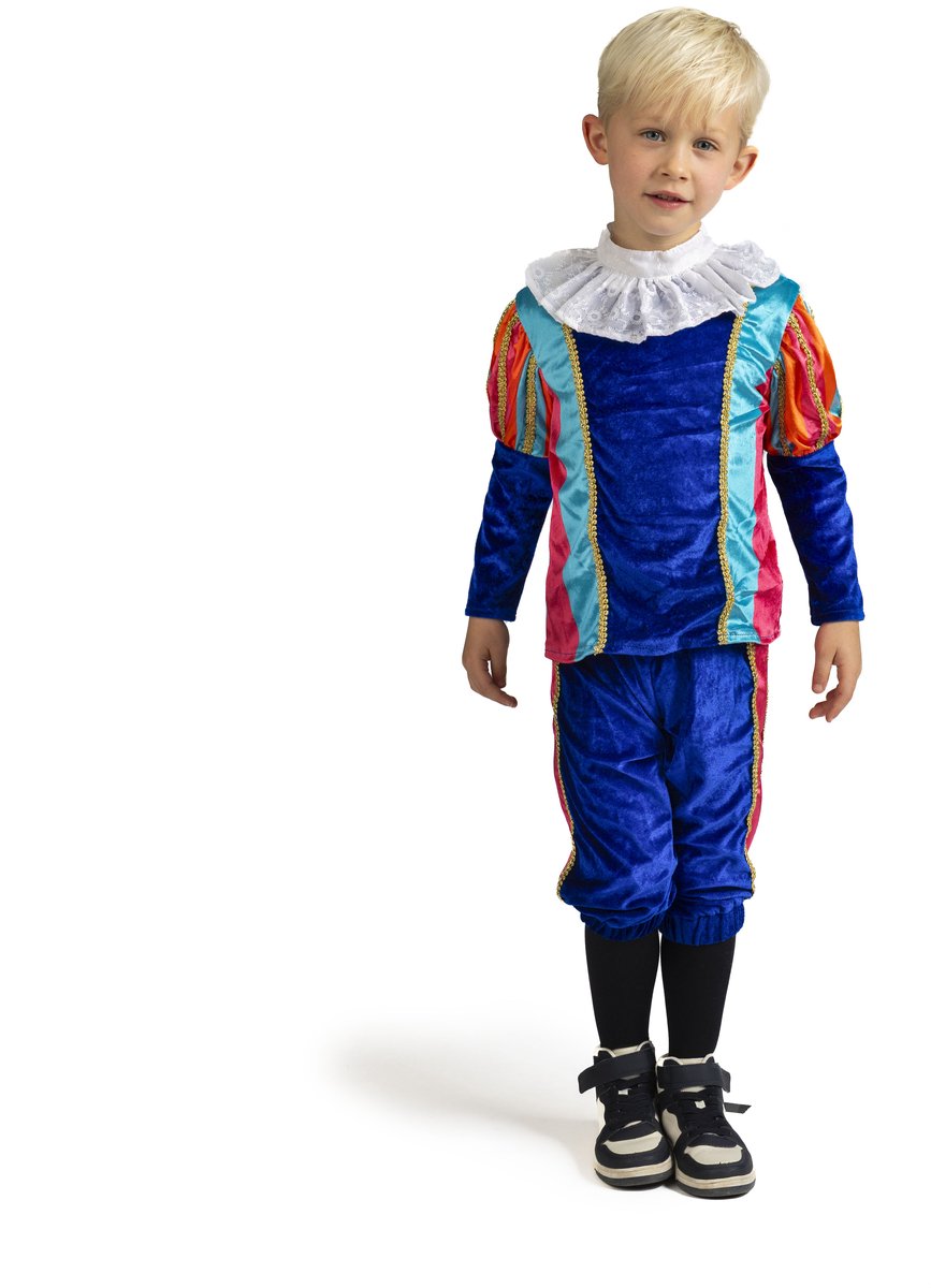 Jongen in kleurrijk historisch kostuum