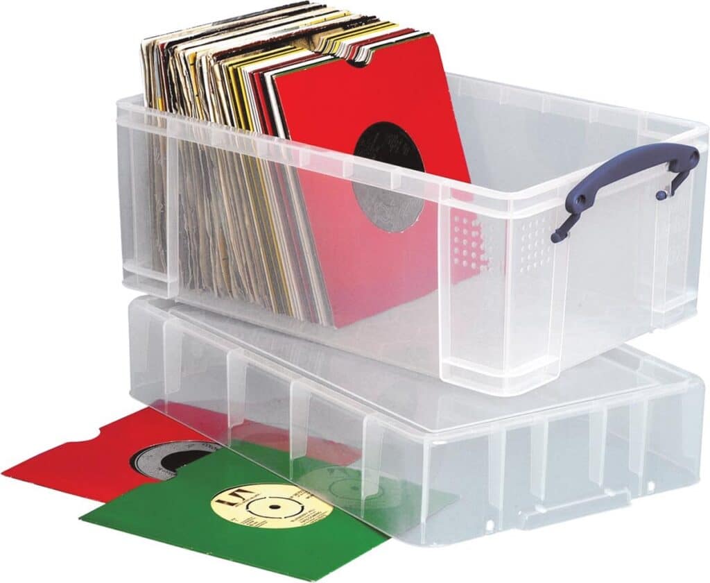 Plastic doos met vinylplaten in kleurrijke hoezen.