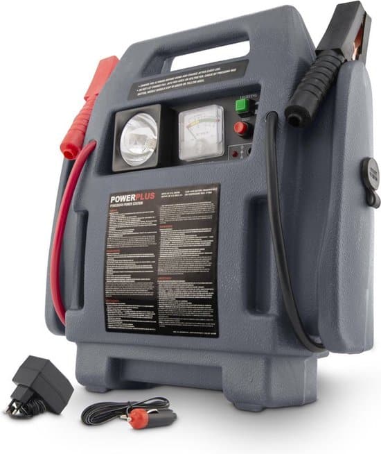 Draagbare jump starter met kabels en oplader.