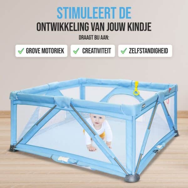 Blauwe babybox met spelende baby op houten vloer.