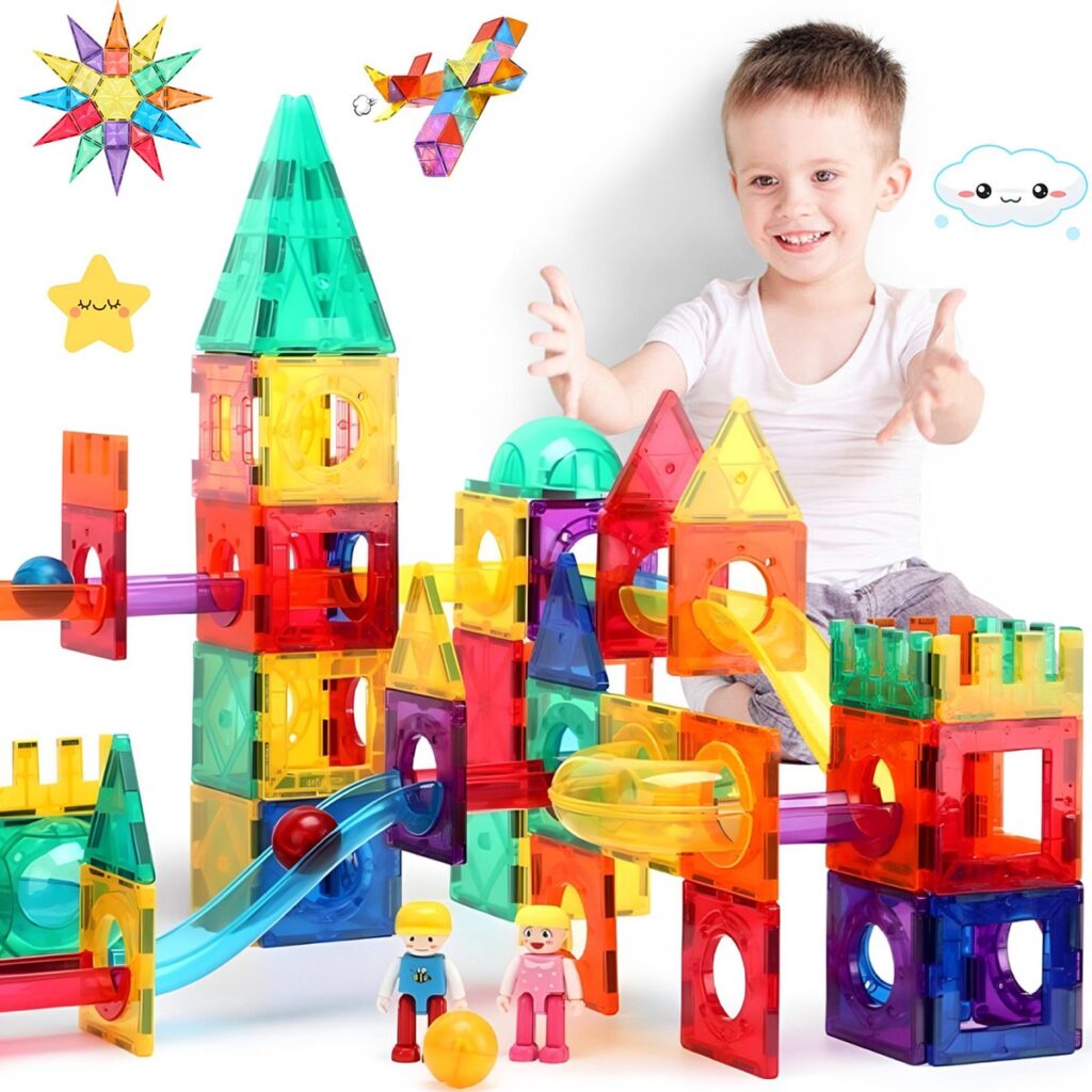 Kind bouwt kleurrijke magnetische blokken.