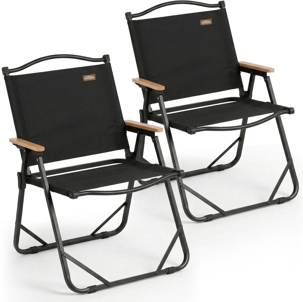 Twee zwarte opvouwbare campingstoelen met houten armleuningen