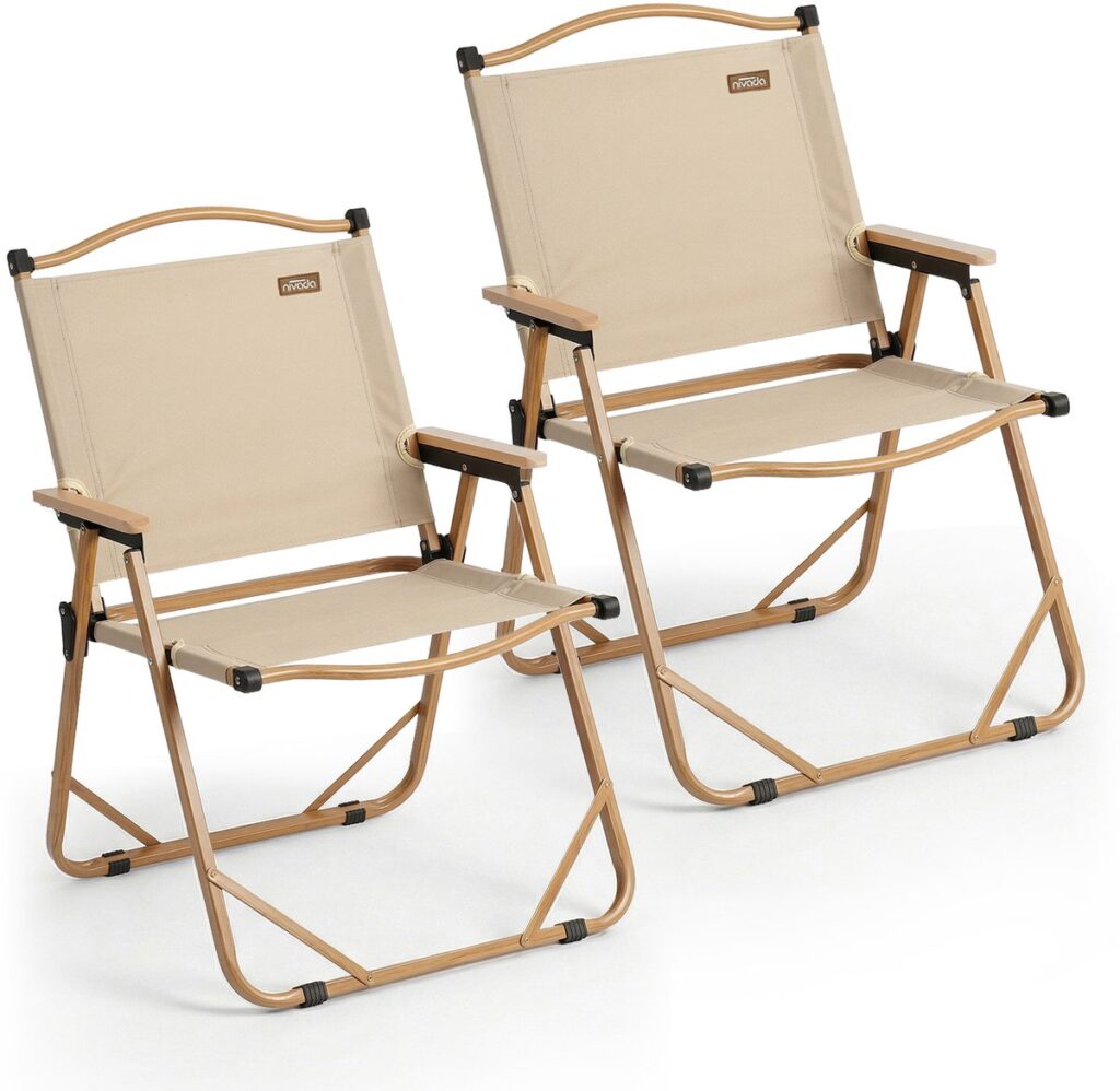 Twee beige opvouwbare campingstoelen met armleuningen