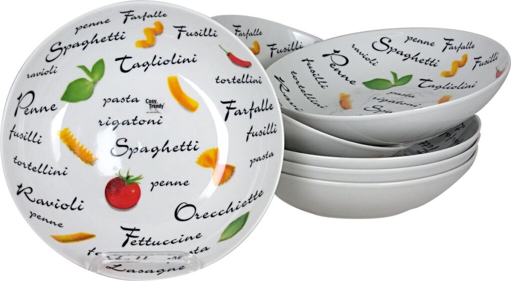 Stapel borden met pastasoorten