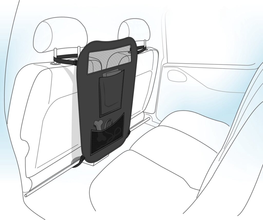 Auto-organizer op achterkant autostoel geïnstalleerd