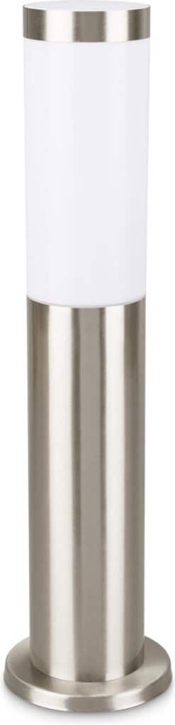 Zilveren buitenlamp met witte kap, minimalistisch ontwerp.