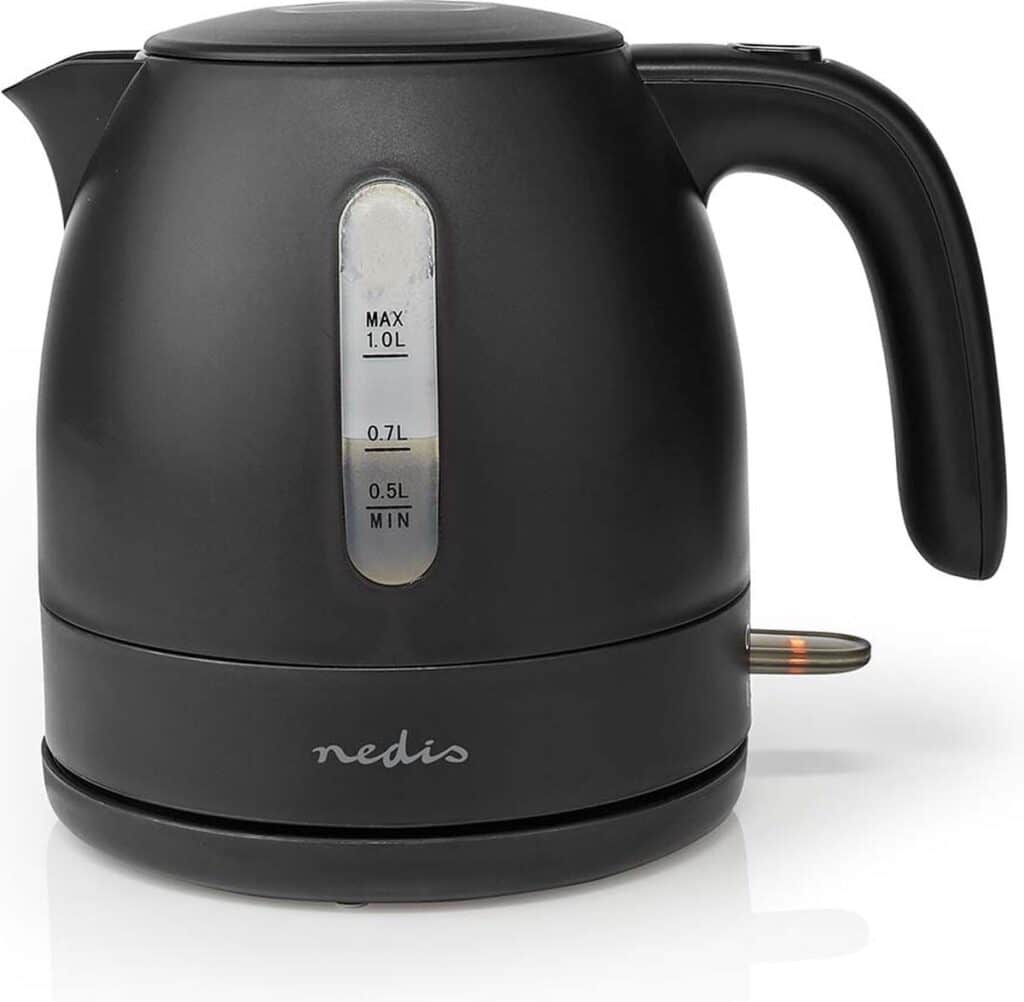 Zwarte waterkoker met literindicator en handvat.