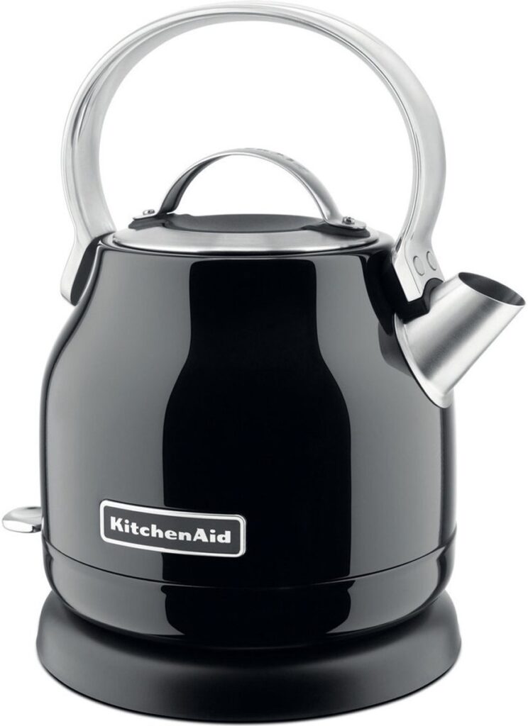 Zwarte KitchenAid waterkoker met transparante handgreep