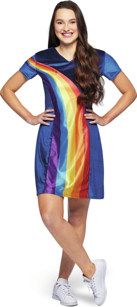 Vrouw in regenboogjurk met blauwe achtergrond.