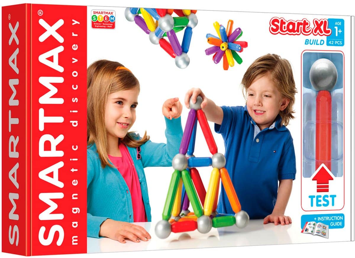 Kinderen spelen met magnetische kleurrijke bouwblokken.