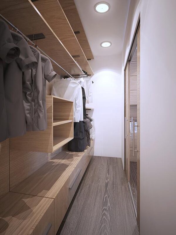 Moderne inloopkast met houten planken en hangende kleding.