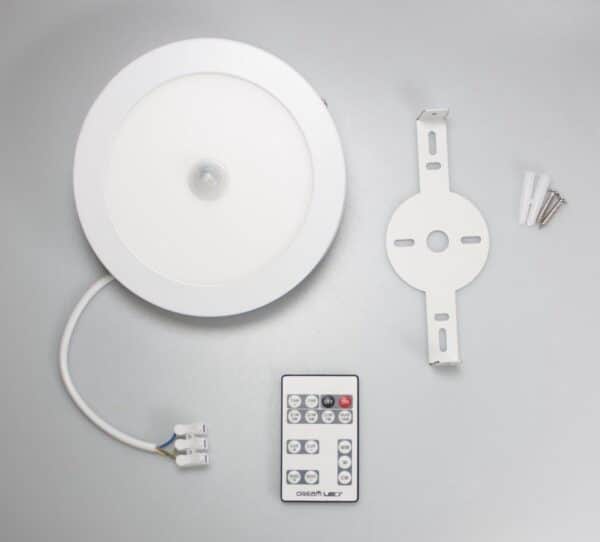 Ronde LED-lamp met afstandsbediening en montagemateriaal.