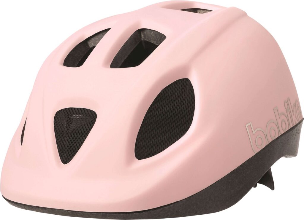 Roze fietshelm met ventilatieopeningen.