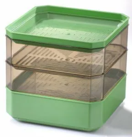 Plastic kiemgroente kiemtoren met drie lagen.