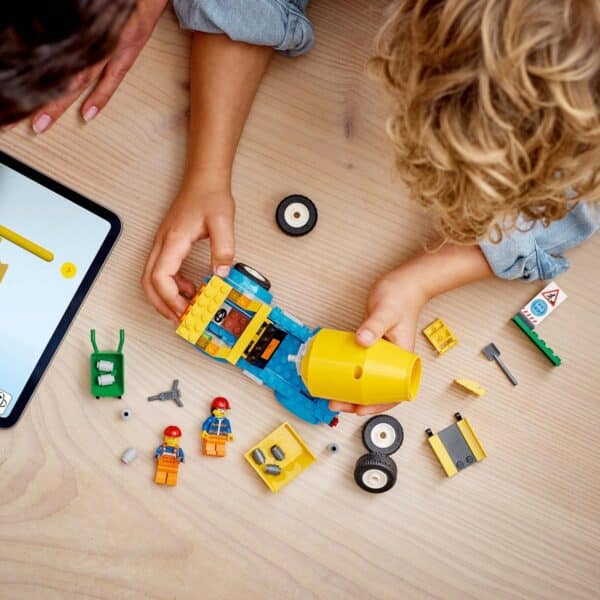 Kinderen bouwen Lego cementwagen met tabletinstructies.