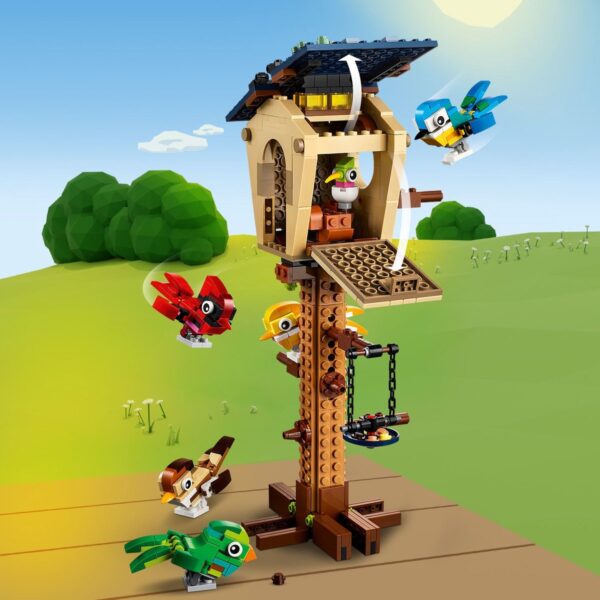 LEGO vogelhuis met gekleurde vogels in de zon.