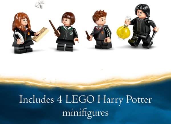 Vier LEGO Harry Potter minifiguren met accessoires.