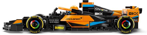 LEGO model van oranje raceauto McLaren.