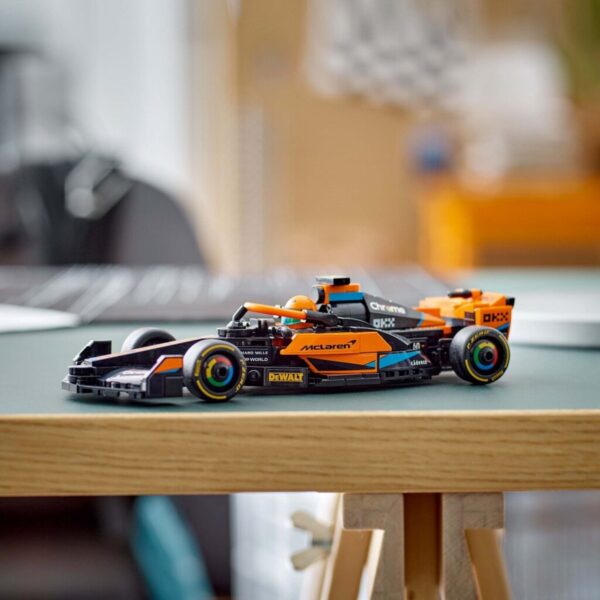 Lego McLaren raceauto op tafel.