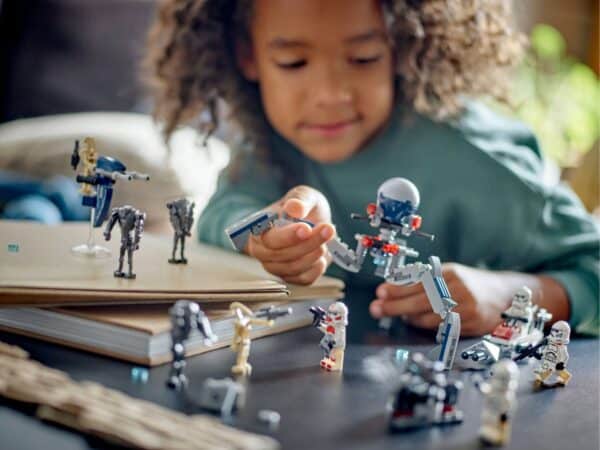 Kind speelt met LEGO Star Wars figuren.