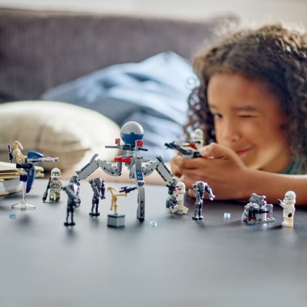 Kind speelt met LEGO Star Wars figuren op tafel.