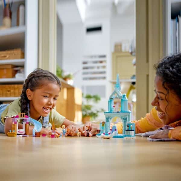 Kinderen spelen met bouwspeelgoed op de vloer.