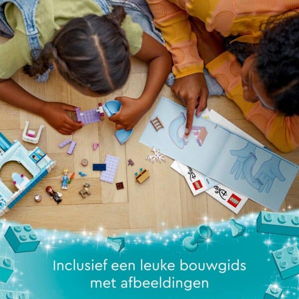 Kinderen bouwen met LEGO en handleiding.