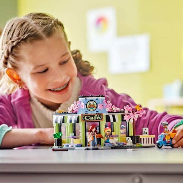 Kind speelt met Lego café set.