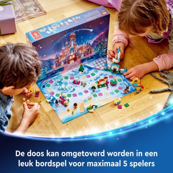 Kinderen spelen bordspel met Legoblokken op houten vloer.