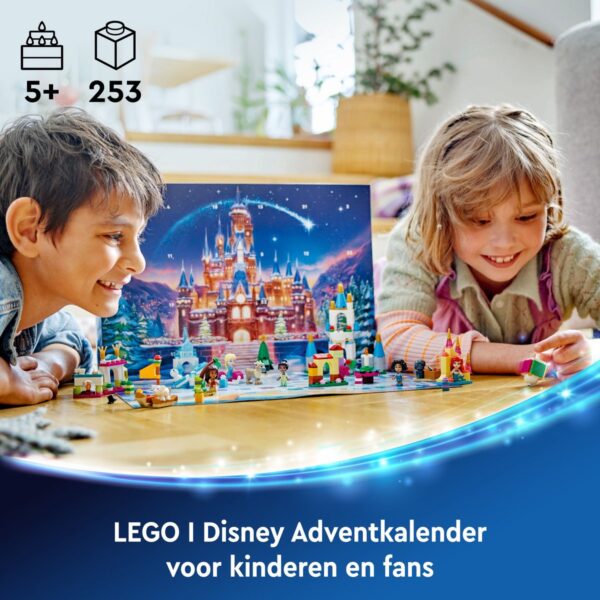 Kinderen spelen met LEGO Disney adventkalender.