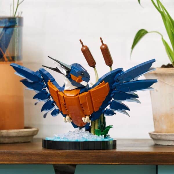 Kleurrijke lego-vogel op tafel met planten