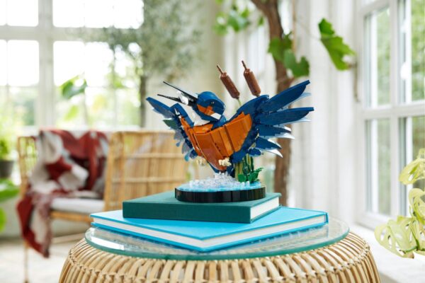 Lego ijsvogel op tafel in zonnige kamer