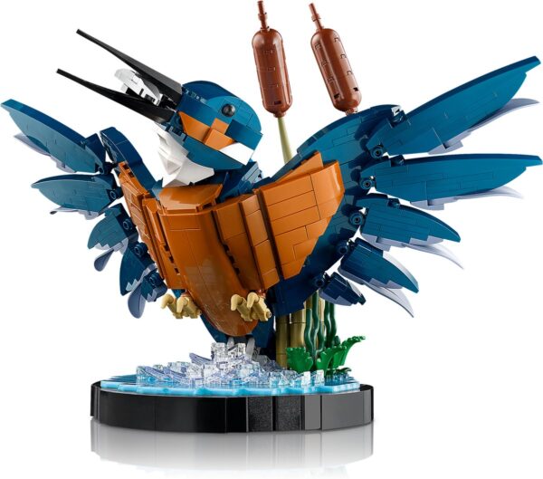 LEGO ijsvogel met rietplanten op displaystandaard.