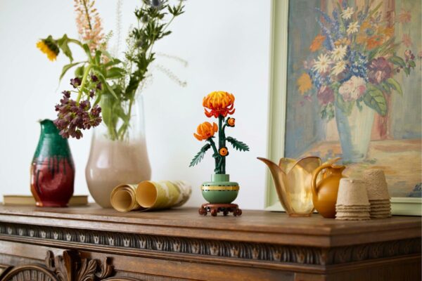 Bloemen en kunst op antieke houten kast.