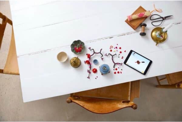 Creatieve werktafel met tablet en knutselspullen.