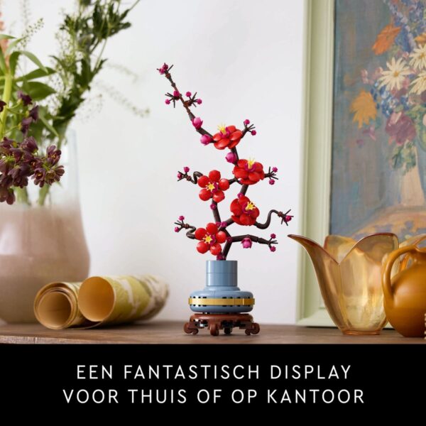 Kunstbloem op tafel met vazen en schilderij