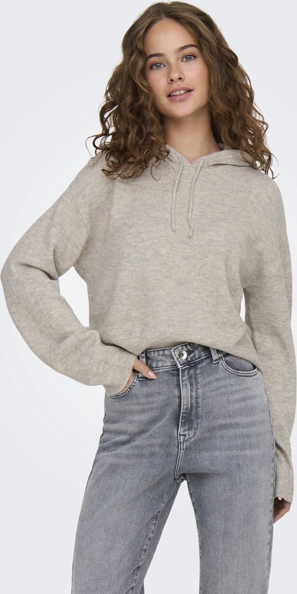 Vrouw in grijze trui en jeans