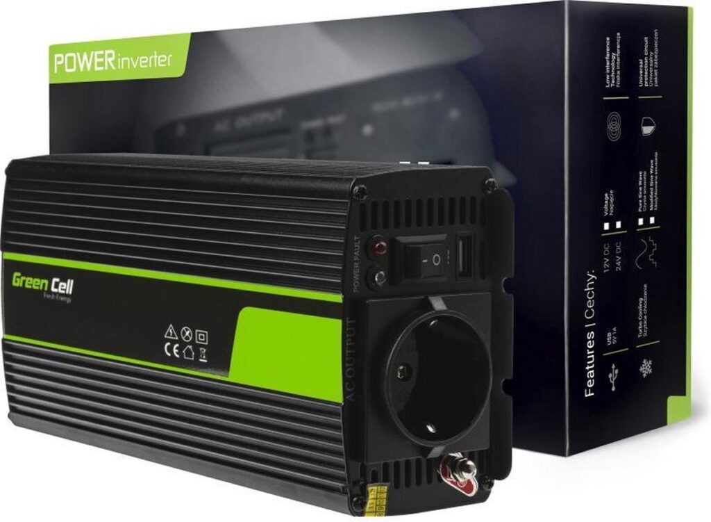 Groene stroomomvormer met verpakking op achtergrond