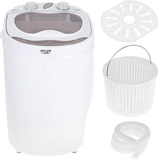 Witte mini-wasmachine met accessoires op witte achtergrond.